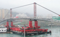 La passerelle de la Paix relie les deux rives du Rhône