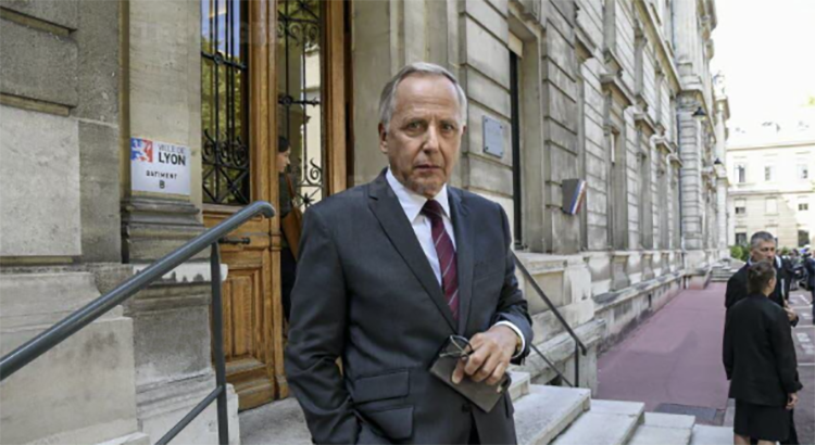 Fabrice Luchini, maire de Lyon à l’écran, tacle Gérard Collomb. Fabrice Luchini, maire de Lyon à l’écran, tacle Gérard Collomb.