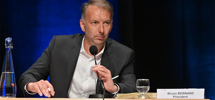 Bruno Bernard dans un fauteuil à la Métropole de Lyon.